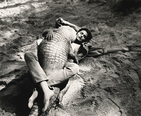 helmut-newton-lauren-hutton-wrestling-alligator,-miami.jpg